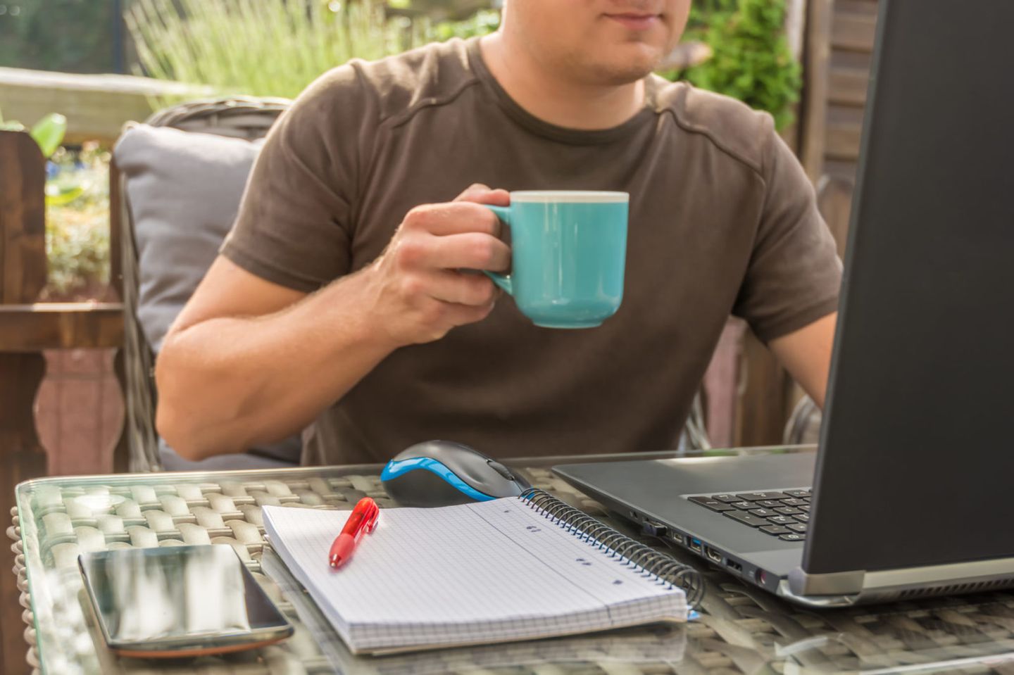 Mann arbeitet von zu hause im garten 2